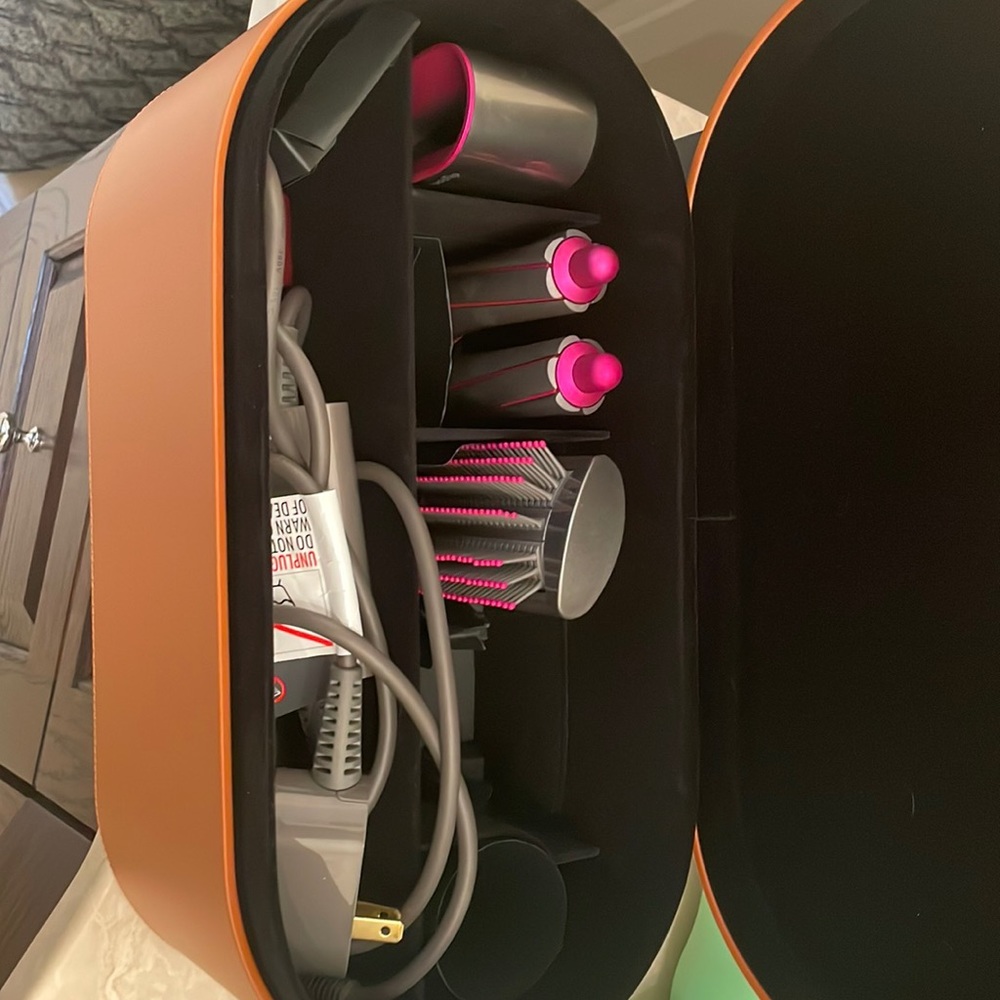 Dyson airwrap- main piece, smoothing brush, dryer, medium curling attachments